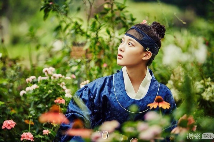 时尚杂志《ELLE》金裕贞的写真照和采访内容：和朴宝剑如亲兄妹般相处