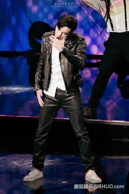 陈伟霆跳舞摸裤裆耍帅 不时抹嘴唇实力撩妹