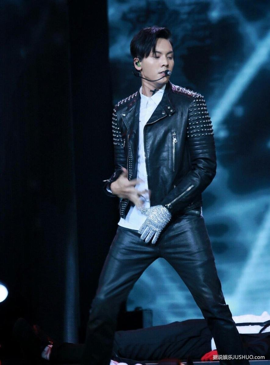 陈伟霆跳舞摸裤裆耍帅 不时抹嘴唇实力撩妹