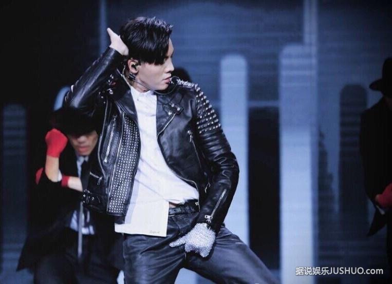 陈伟霆跳舞摸裤裆耍帅 不时抹嘴唇实力撩妹