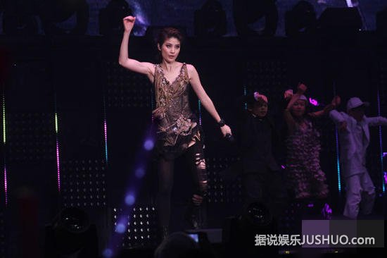 陈慧琳巡演开唱大展舞技 给力深V长裙晒高挑好身材