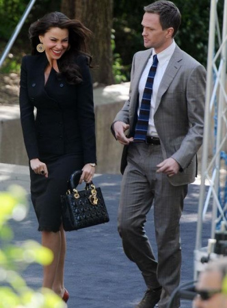 索菲娅·维加拉现身蓝精灵片场 与尼尔演夫妻