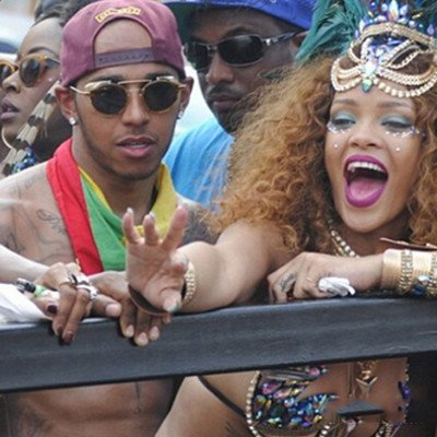 本泽马蕾哈娜性感 歌星蕾哈娜遭曝光 二人相谈甚欢